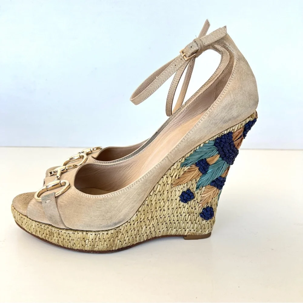 GUCCI Floral Embroidery Beige Suede Horsebit Ankle Strap Wedges Espadrilles Sz 8